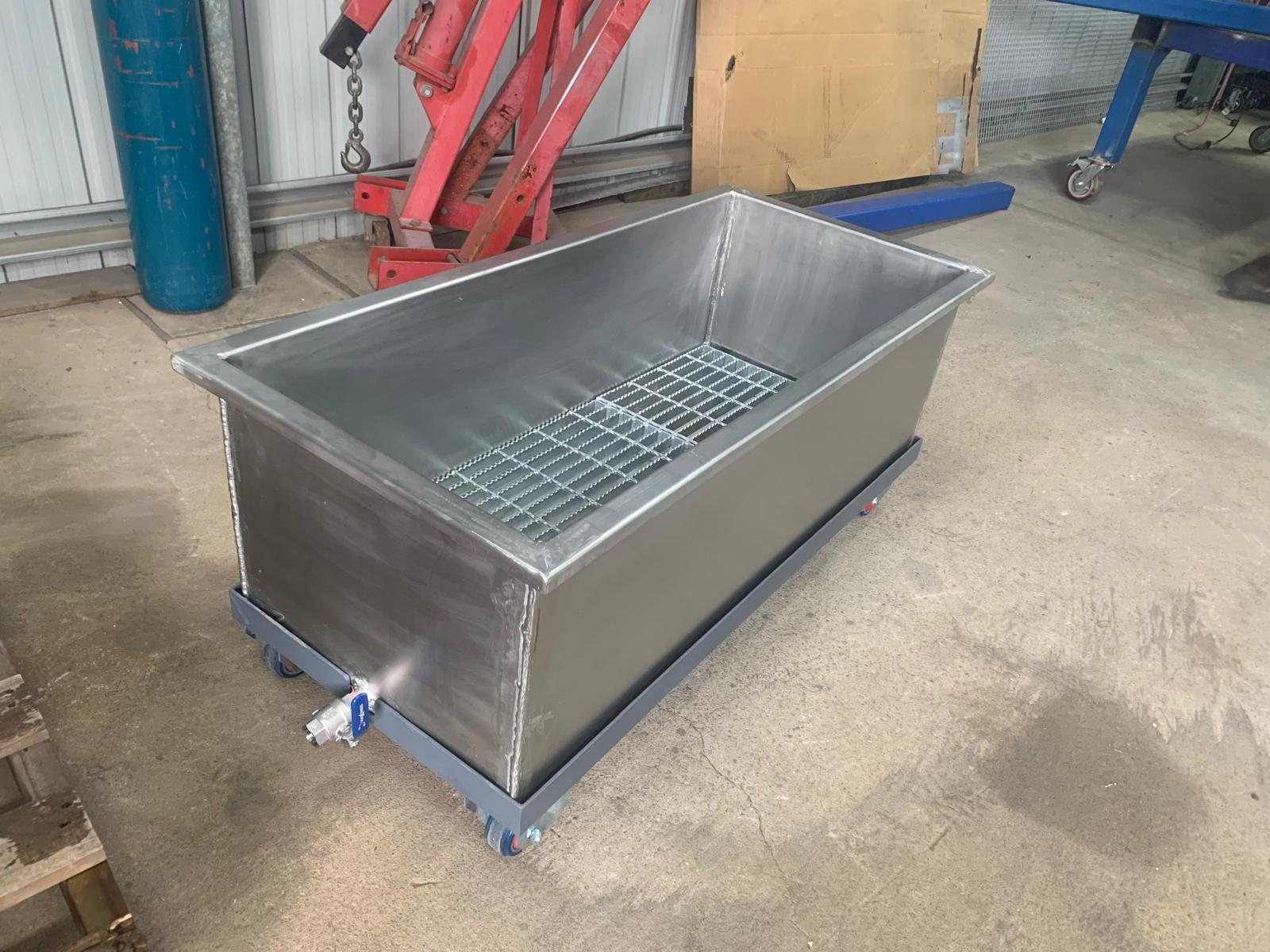 Stainless steel tank with grating