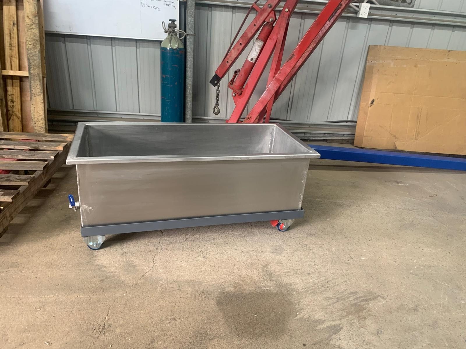 Stainless steel tank on castors