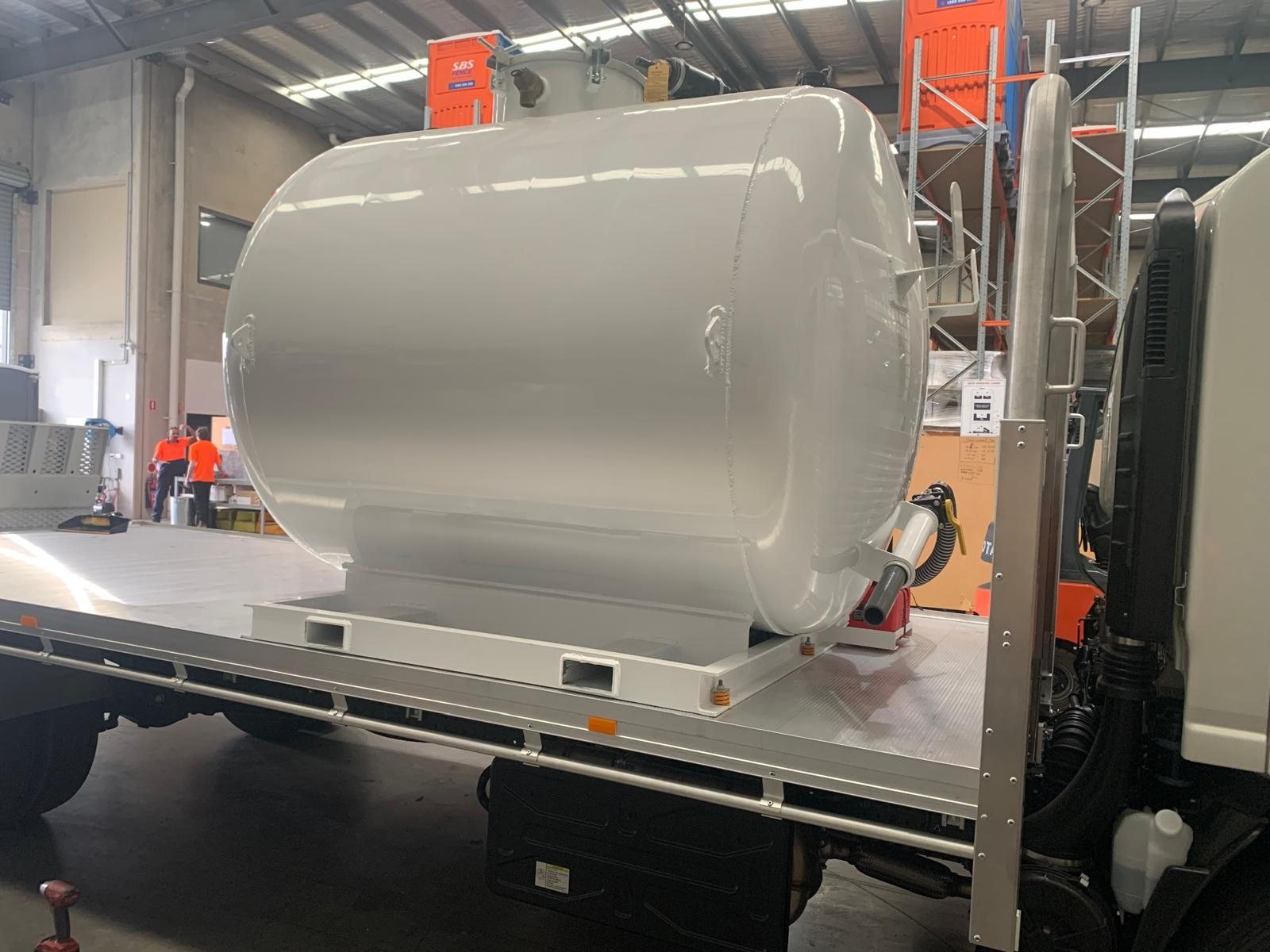 Side view of the mounted vacuum tank